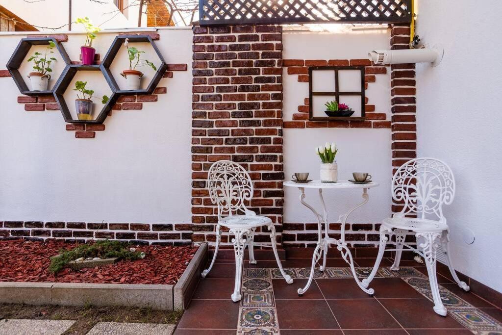 Villa Cozy House With Nice Garden In Heart Of City Center à Cluj-Napoca Extérieur photo