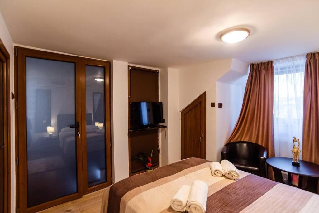 Villa Cozy House With Nice Garden In Heart Of City Center à Cluj-Napoca Extérieur photo